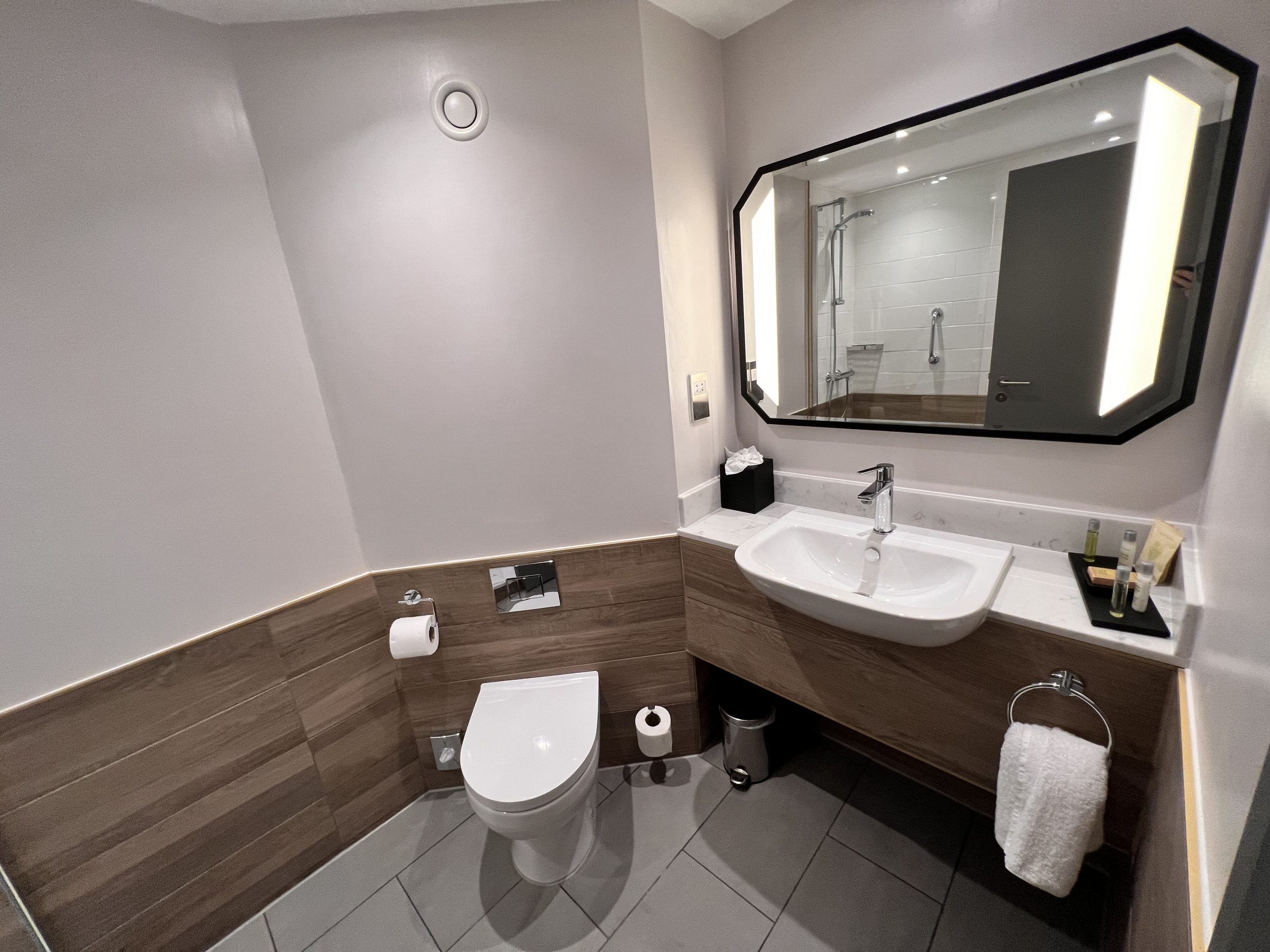 Hilton Nottingham - Bathroom 1