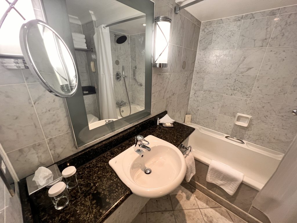 Hilton Park Lane - Mayfair Suite Bathroom 1